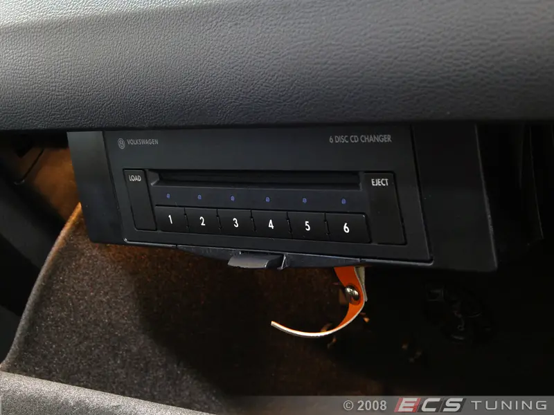 GENUINE VW PASSAT B6 6 DISC GLOVEBOX MOUNTED CD CHANGER 